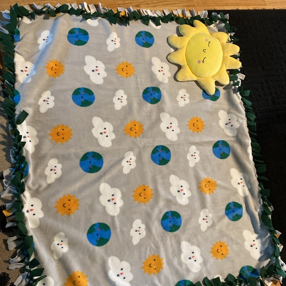 Blankets/throws plus stuffie great for Christmas gifts for any age. - Picture 8 of 8